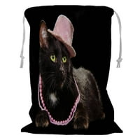 Glamurozna crna mačka koja nosi ružičasti šešir i perle protiv crne košare za pranje rublja sa crtežom