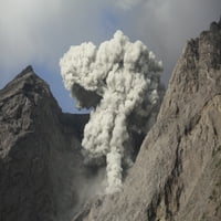 27. novembar, - Oblak pepela iz strombolijske erupcije koja se diže iz aktivnog kratera Batu Tara vulkan,