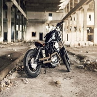 Snažni stroj prilagođeni bicikl motocikla u napuštenoj zgradi Garaža Fotografija Cool zidni dekor Art