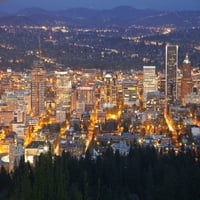 Povišen pogled na grad Portland zapaljen noću, Multomah County, Oregon, USA Poster Print