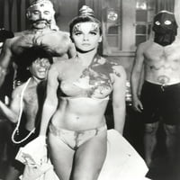 Film i dalje sadrži Ann-Margaret u ekipu za fotografije bikinija