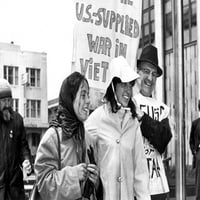 Joan Baez protestujući protiv saveznih poreza na dohodak koji podržava rat u istoriji Vijetnama