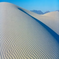 Ovo su ujutro pješčane dine. U pijesku postoje linije koje čine uzorak od vjetra. Print plakata