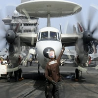 Aviation Electronics tehničar usmjerava E-2C Hawkeye za pokretanje printa za plakat motora