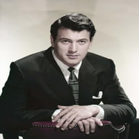 Portret Rock Hudson 1950 u odijelu i kravatu sjedeći na posteru stolice