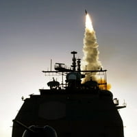 Standardna raketa lansirana je iz Cruisera AEGIS Cruiser USS Lake Erie Poster Print Stocktrek Images