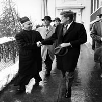 Predsjednik-izbor John F. Kennedy trese ruke sa ocem Richardom J. Casey History