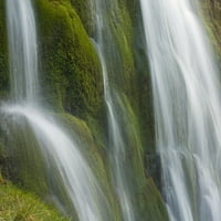 Mali vodopad preko mahovine kamenja u Gleannu Enich u blizini Aviemore, Highlands, Škotska, UK poster