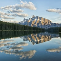 Pogled na poleđinu montažnog skupa odražava se u vodi dva Jack Lakea, Nacionalni park Banff; Banff,